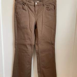 Bruna jeans med medelhög midja. Aldrig använda/nyskick🥰atollen är 42 med passar ungefär som 40/38 Midjemått rakt över:41 Innerben längd:80cm
