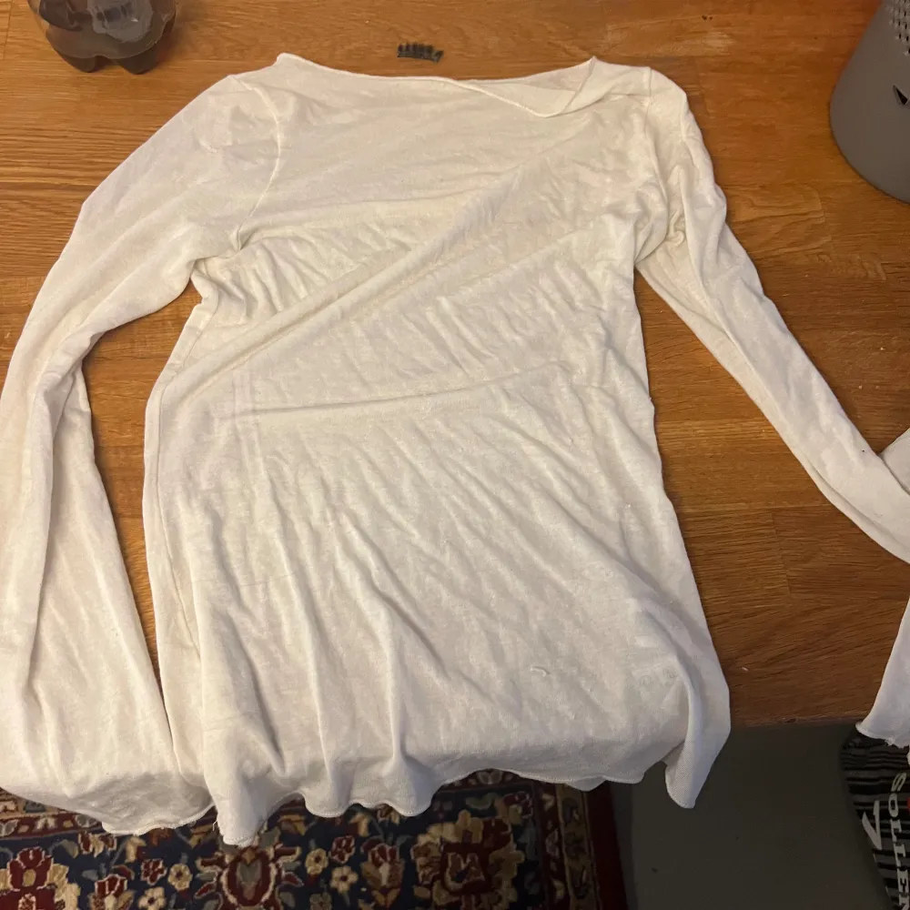 jätte fin vit intimissimi tröja som jag säljer pga att färgen inte passar mig , använd Max två gånger! lite knottror eller vad man säger på magen (se bild 2). Toppar.