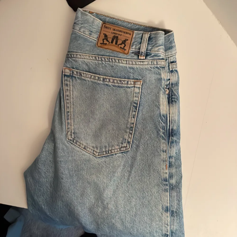 Säljer ett par jeans för jag inte gillar dom längre. Bra pris och som nytt skick! Skulle säga att dom passar M och S.. Jeans & Byxor.