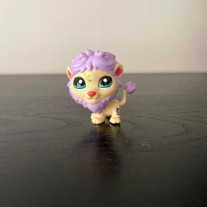 LPS #2084 - Säljer nu av mina LPS då dem legat nerpackade i flera år och knappt är använda så dem är i väldigt bra skick💕 Vid köp av fler så kontakta gärna mig privat så kan vi komma överens om ett paketpris💕 Vill ni ha fler bilder så är de bara att höra er💕 