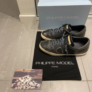 Philippemodel  - Philippemodel skor i storlek 43 och i en mörkblå/svart färg. Har dessa och några andra skor där det är begränsat med box och dustbag så det är först till kvarn för att få med, skriv för fler bilder/frågor🙌🏼