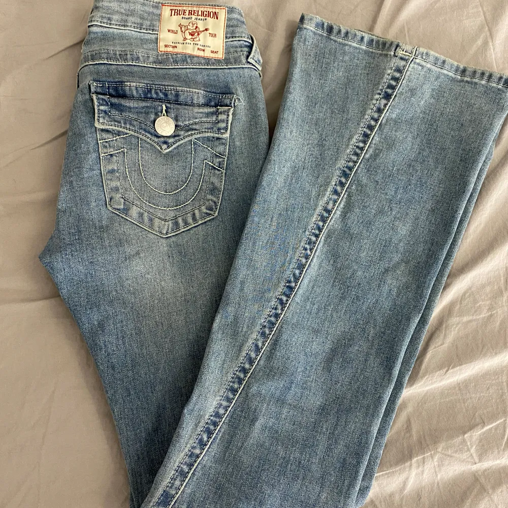 säljer mina True Religon jeans i modellen joey low rise flare || midjemått rakt över: 36cm | innerbenslängden: 83 cm || nypris: 1199kr || köpte dem i början på april men säljer nu pga av fel storlek, skriv vid frågor!!😊. Jeans & Byxor.