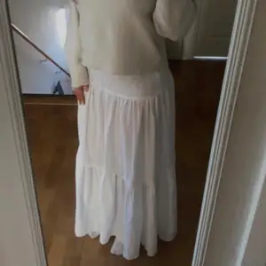 En vit lång kjol till sommaren. Från Boohoo. Har aldrig använts. Den är i storlek Xs men passar S och M lika bra. Jag har S/M vanligtvis och den sitter bra på mig. 