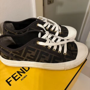 Fendi skor - Fendi skor i storlek 40 passar pefekt för st 39. Skorna är såklart äkta köpt för ca 7-8 tusen. Kommer med vita och bruna skosnören. Använda ett par gånger som nya inga skador