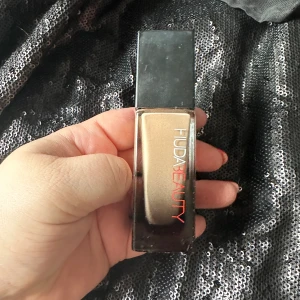 Huda beauty foundation - Prövad 3 pumpar annars helt ny 