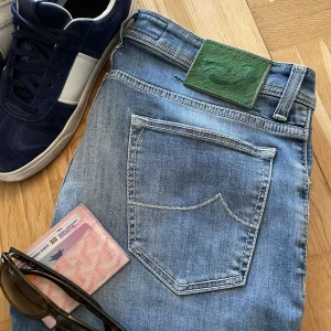 Jacob cohën 622c   - Säljer mina sa feta cohens nu, W35 och längden är sydd till att passa folk 165-178 cm. Jeansen är använd fåtal gånger. Hör av er vid fler frågor.