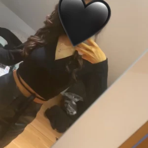 Svart top🖤 - Jätte fin svart top med band runt om midjan 🖤 använt 2-3 gånger, bra skick  