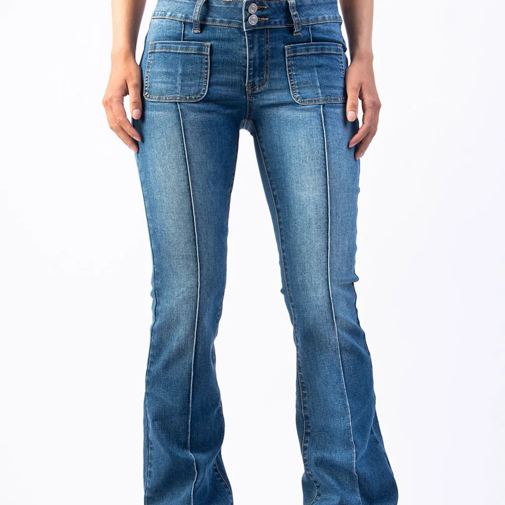 säljer dessa jeans då ja inte tyckte dom satt fint på mig. Skriv för mer bilder❣️. Jeans & Byxor.