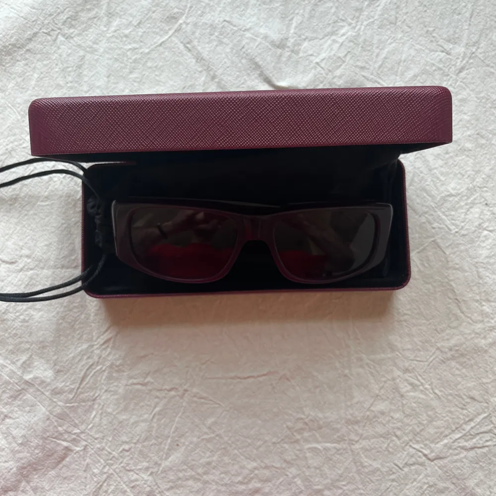 CHIMI Lilith sunglasses in colour “wine”. Perfect condition, hardly worn. Comes with soft pouch & hard CHIMI case in the limited wine colour . Övrigt.
