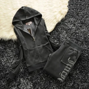 Juicy Couture BYXOR - ❣️Säljer endast byxorna❣️Ett par grå vintage juicy couture byxor i storleken M, men sitter mer som S. Köpta här på plick, ⚠️antagligen fejk därav priset⚠️. Byxorna är i hyfsad kvalite förutom att ena bakfickan inte går att stänga🤪