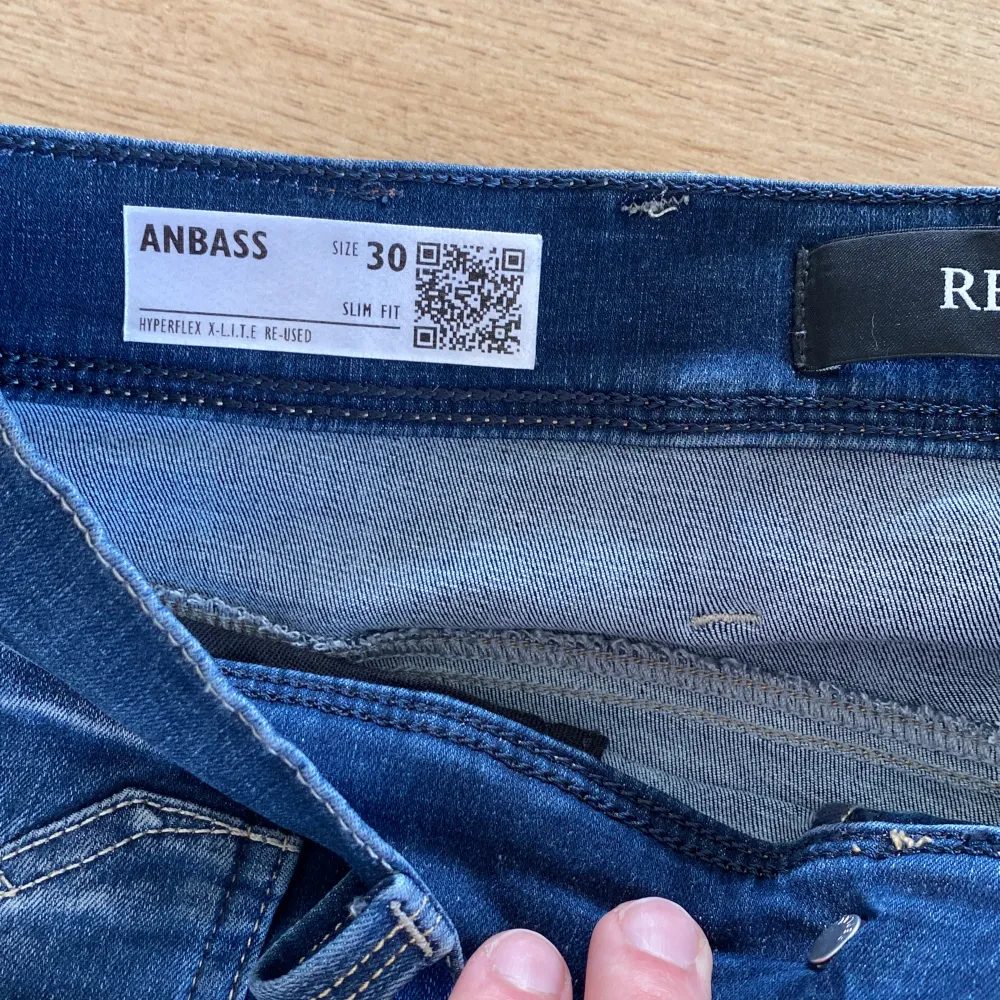 Tjena säljer nu mina Replay Hyperflex jeans i storlek 30. Skicket är mycket bra och dom är knappt använda.. Jeans & Byxor.