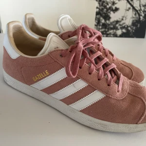 Adidas Gazelle - Strlk 40, använda några få gånger. Fint skick. Hämtas i Tygelsjö eller skickas mot porto.