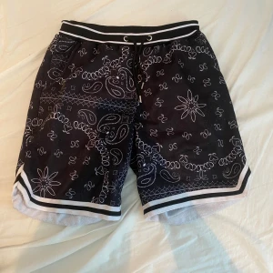 Svarta bandana shorts  - Säljer dom för det är inte min stil längre är fortfarande i bra skick och är lite långa i längden 