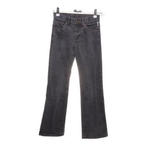 Lågmidjade jeans - Super snygga lågmidjade bootcut jeans som tyvärr är för små på mig. Storleken på jeansen är 152 ✨🤍