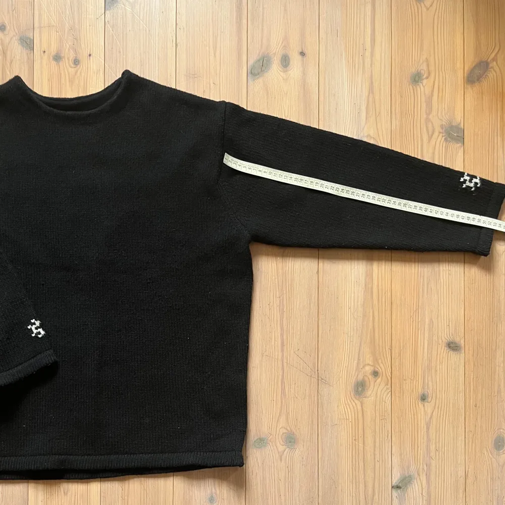 Ny och oanvänd stickad tröja från ett japanskt märke som heter Skip Maisels, storlek XL. Måttet på bilden är ungefärlig . Stickat.