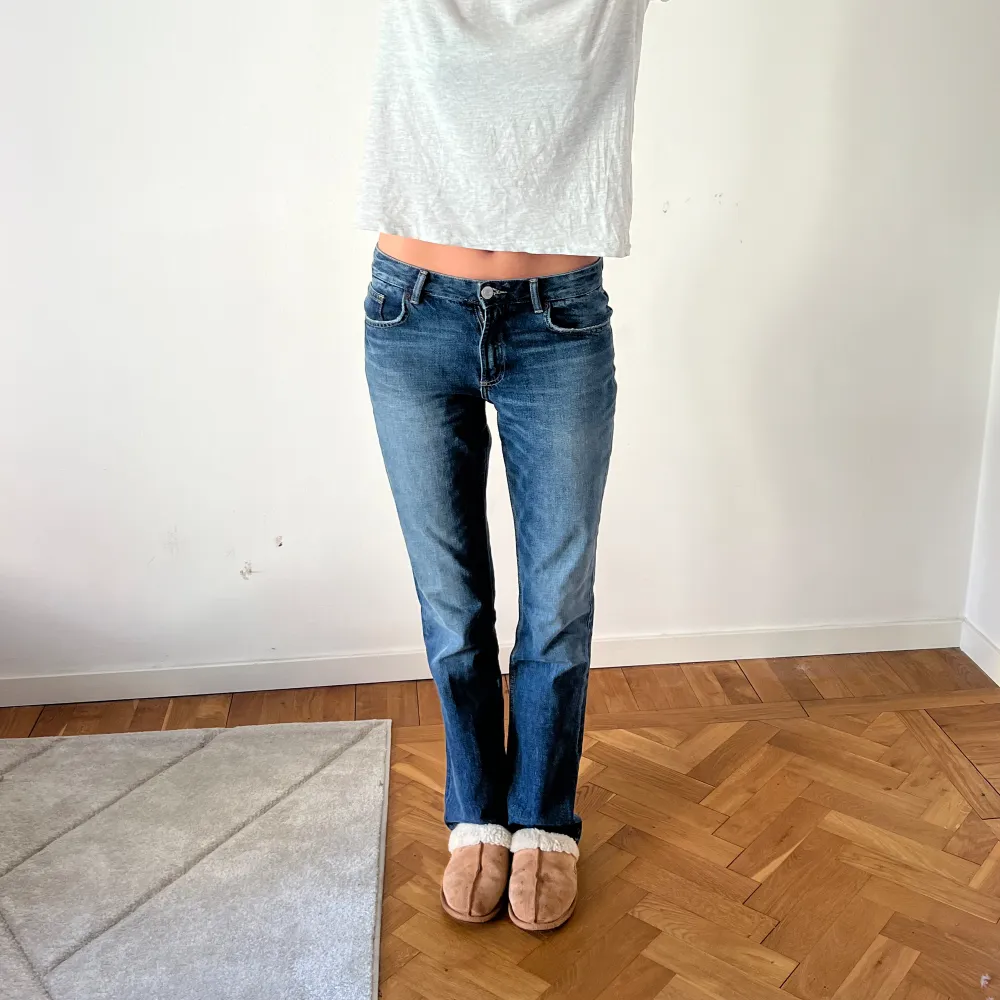 Zara lågmidjade jeans som är Såå snygg tvätt har aldrig använt dom är så snygga köp köp köp!!!. Jeans & Byxor.