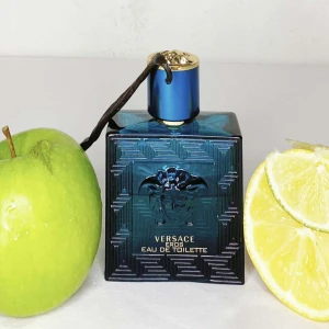 Versace Eros EDT - 2 ML sample av Versace Eros. Versace Eros är en sommarparfym med mycket vanilj, aromatisk och den har mycket grönt i sig. Perfekt till sommaren
