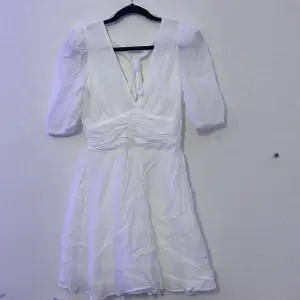 Den snyggaste vita klänningen som är helt perfekt till studenten eller skolavslutning, eller varför inte midsommar? Den är i toppskick då jag använt den en gång. Den är från förra året av gina tricot. Är villig att diskutera pris vid snabb affär 🤍🤍🤍