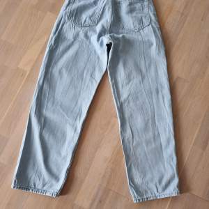 Snygga, ljusblå jeans från Vailent, köpta på Carlings. Modellen heter VD Baggy Lt. Blue. Fint skick.