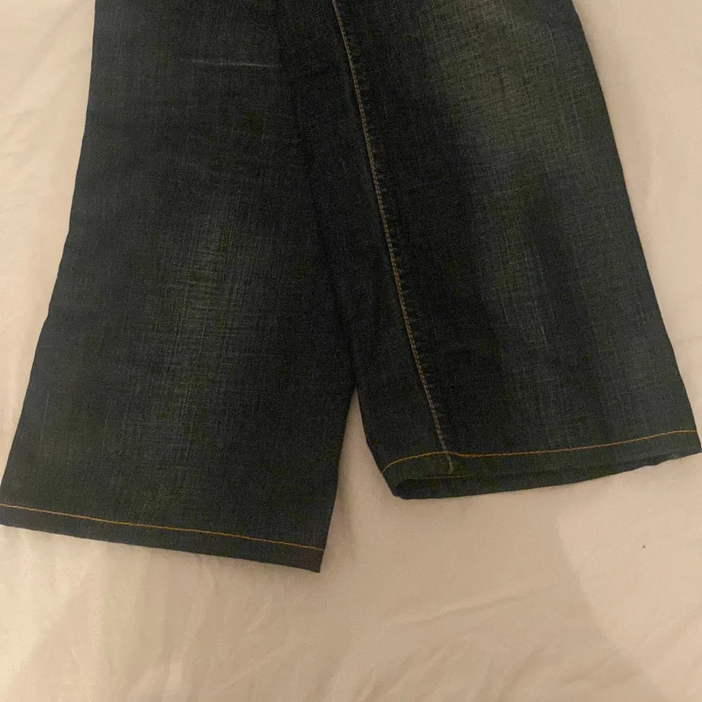 Säljer nu mina grymt snygga nudie jeans pga att jag växt ut dom. Dom är i väldigt bra skicka och få tecken på användning finns. Storlek 29w, 31l Byxorna är straight fit  Nypris 1800. Jeans & Byxor.