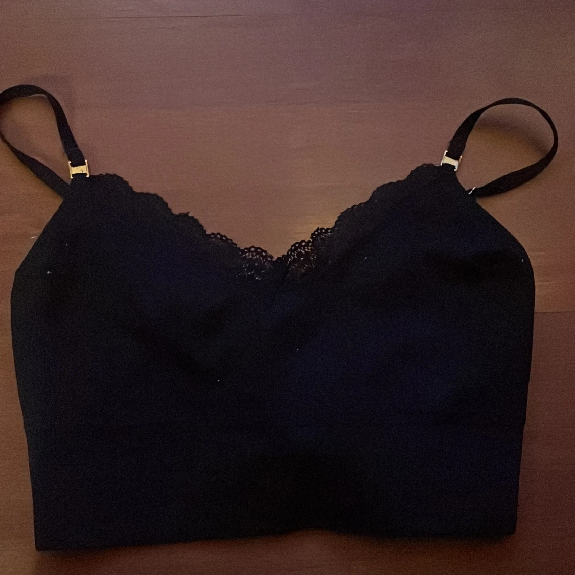 En jätte fin topp med guld detaljer och spets❤️