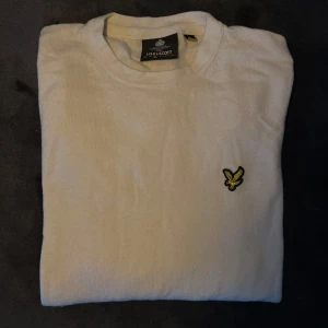 LYLE & SCOTT LÅNGÄRMAD - Säljer nu en långärmad Lyle & Scott i storlek M, tröjan är i nyskick och är knappt använd. 