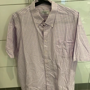 Saint Laurent skjorta (kortärmad) - Trendiga Saint Laurent skjorta i kortärmad version. Känn dig fräsch och stilig med denna lyx skjorta. Inga deflekter eller något typ av fel. Nypris runt: 8000-10000kr. Vårat pris: 299kr. 