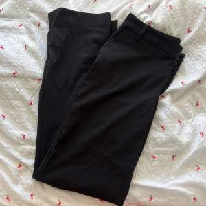 Svarta kostymbyxor från Zara i storlek S. I nyskick-använd, men inga lösa trådar eller andra defekter. Använd gärna ”köp nu” funktionen 😊