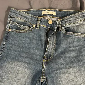 säljer de här skitsnygga lågmidjade jeansen som tyvärr inte kommer till användning!❤️