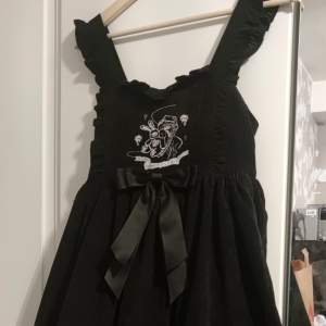 Lolita klänning från märket Miss Han Aldrig använd Storlek M-L (stretch i rygg)