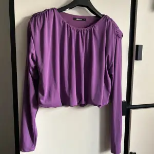 En väldigt elegant lila tröja som är kort💜 Om det önskas kan jag ta fler bilder privat och visa de hur det sitter på♥️♥️