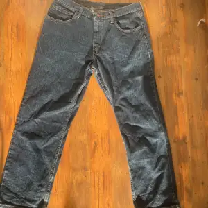 Jeans från Wrangler i modellen Relaxed Fit i storleken 34/29. Ord pris är  899kr men säljer för 300 då dom har lite defekter på bakre foten. Annars är skicket otroligt bra.