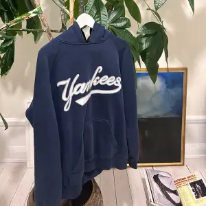  VINTAGE YANKEES HOODIE SIZE M  FITS ME GREAT AS 186CM WORN 1-3 TIMES MY PRICE 350kr Write to me for questions.