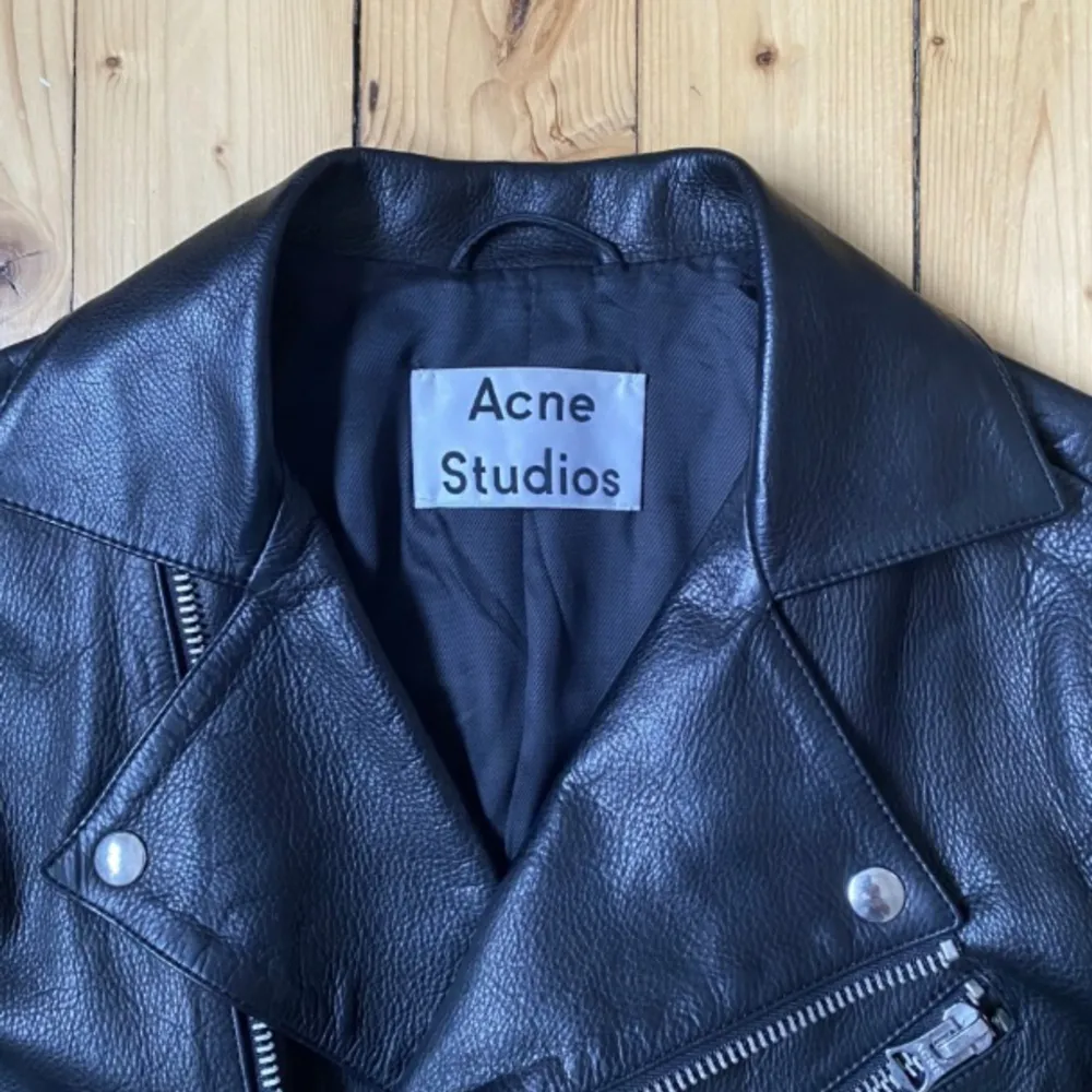 Classic biker jacket from Acne Studios, comes in a slimmer, cropped fit. Very Hedi Slimane-like in terms of vibes. Has been gently used and well taken care of, no flaws. This version is with black leather and black suede details. Fits TTS.. Jackor.