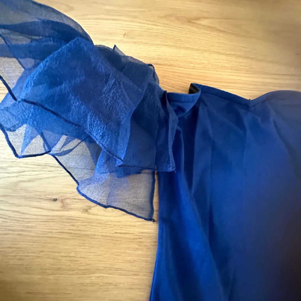 Väldigt fin elegant marin blå fest klänning 💙 passar även till vardagen om man vill det sitter så himla fint på kroppen 💙 använd endast en gång. Bra skick !. Klänningar.