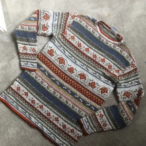 Vintage stickad tröja - Jätte fint skick, använd endast fåtal gånger. Säljer för behöver space i garderoben. Älskar den unika höst viben. 