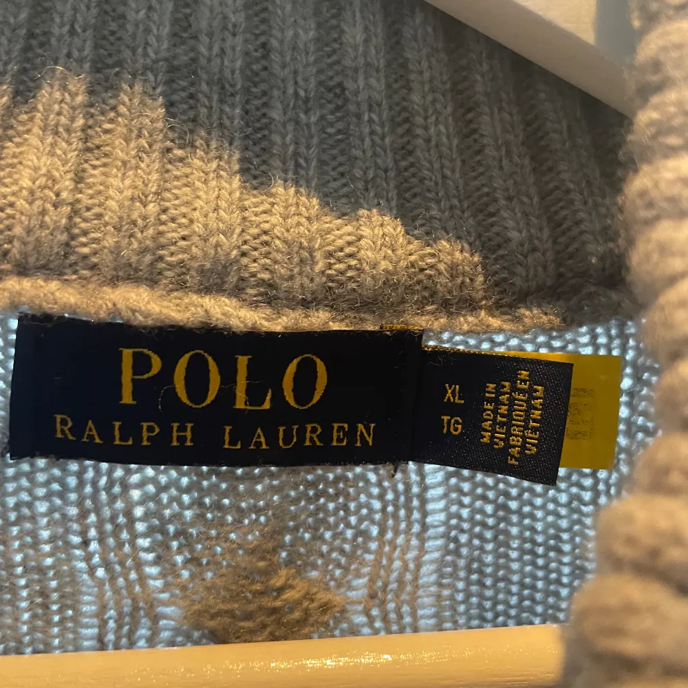 Riktigt schysst Ralph Lauren half zip som är i väldigt fint skick. Storlek XL men passar mer L skulle jag säga🙌. Tröjor & Koftor.