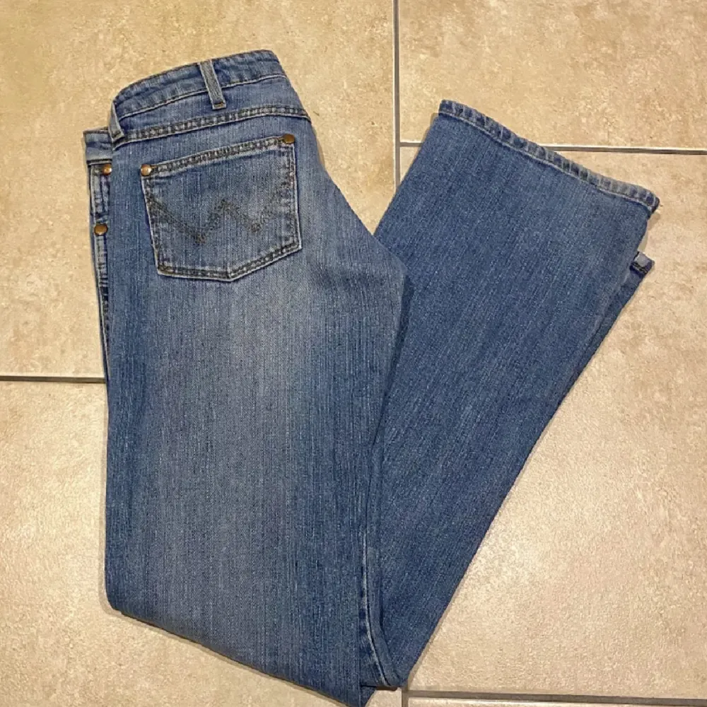 säljer dess lågmidjade jeans då jag inte använder dem, hör av er vid frågor💞 storlek W26 L32. Jeans & Byxor.