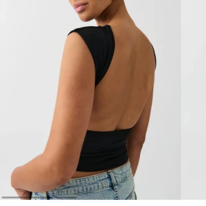 Tröja  - Jättefin och skön tröja med öppen rygg.