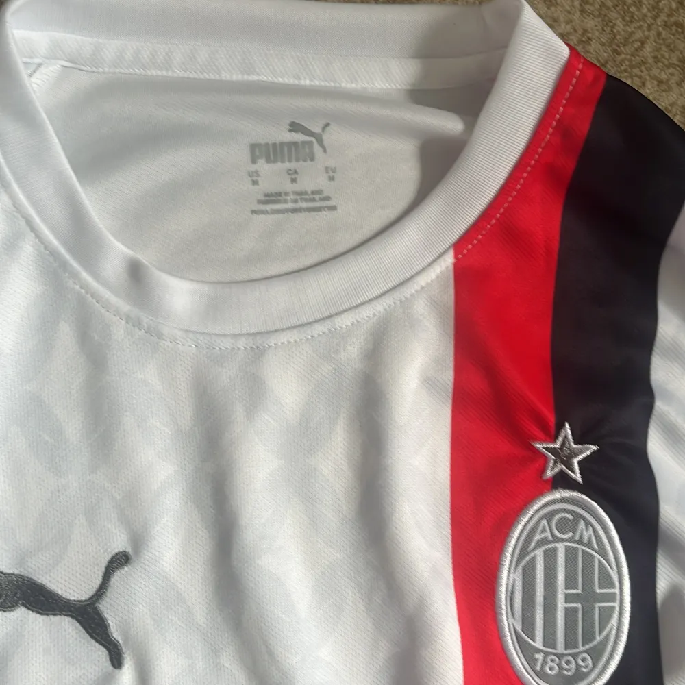 Milan tröja storlek M säljs pågrund av att den är för stor. Pris kan diskuteras . T-shirts.