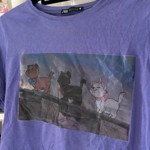 T-shirt - T-shirt med aristocats! Själva trycket har jag gjort själv, så därför det inte är helt perfekt💛