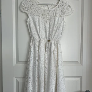 Studentklänning  - Helt oanvänd studentklänning av Chiara Forthi, köpt på bubbleroom för 2 år sedan.