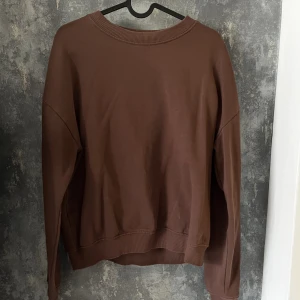 Brun sweatshirt  - Brun sweatshirt  Använd fåtal gånger, nyskick