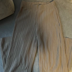 Ribbad byxa - Säljer mina ribbade byxor från Ginatricot i mörk beige. Använda en gång och väldigt bekväma samt väldigt fint skick.  Utsvängda. Stl S. 