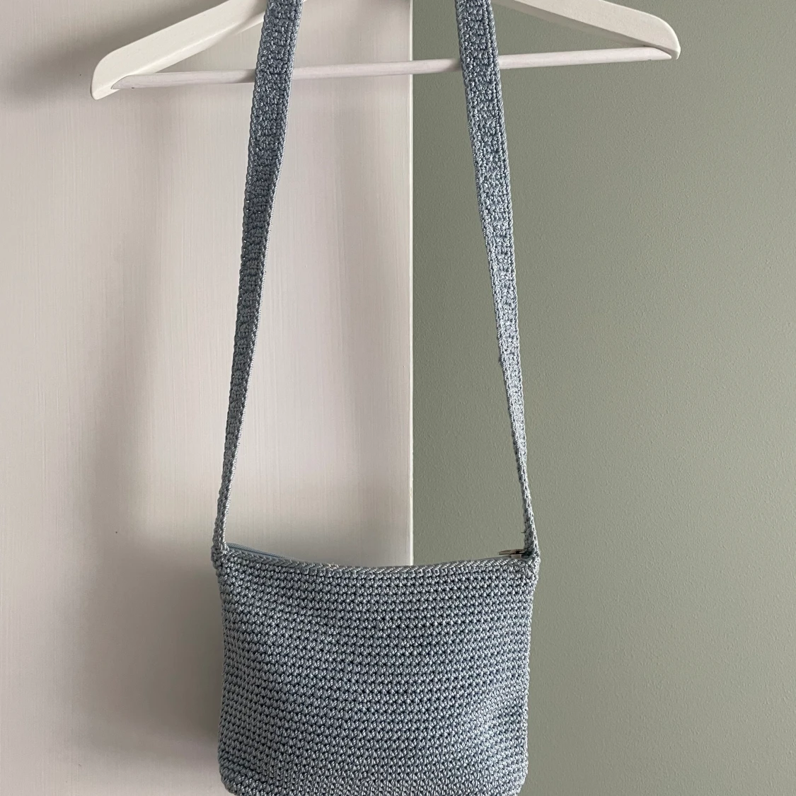 Ljusblå virkad väska från The Sak