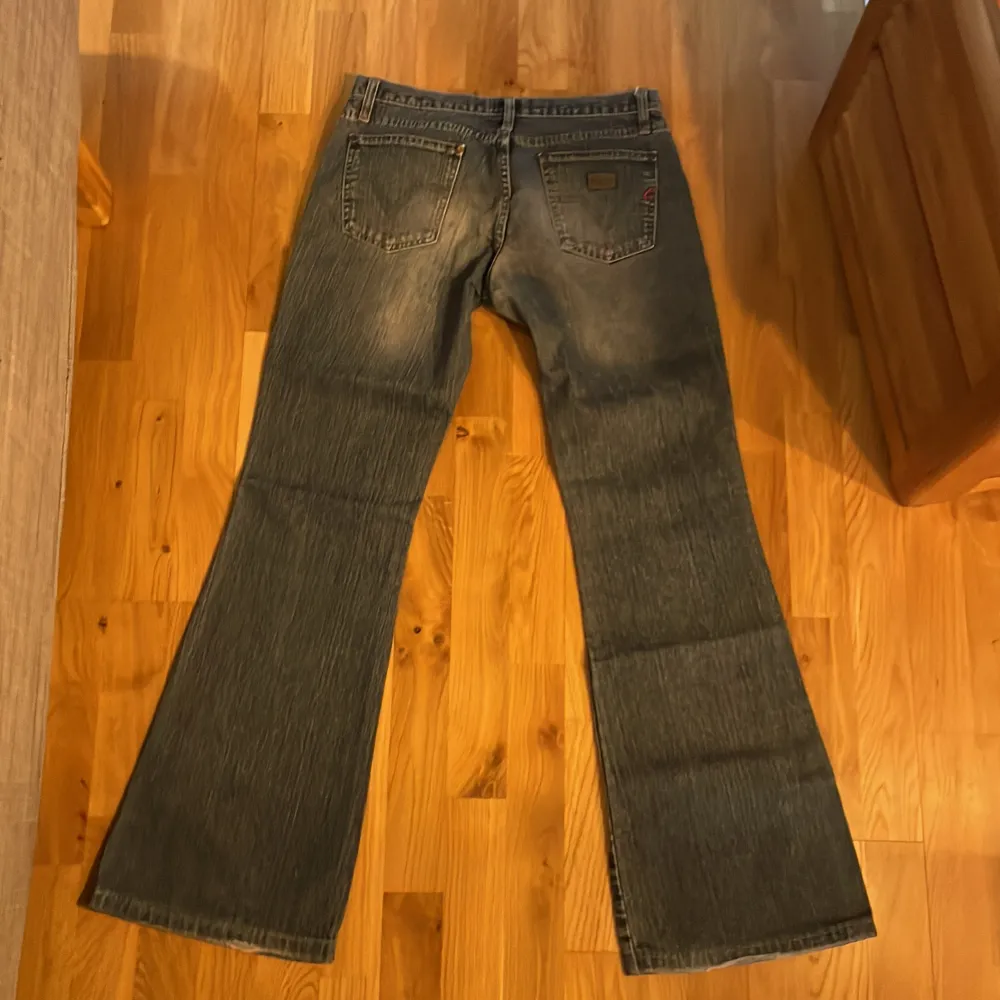 Tja säljer ett par skit snygga bootcut jeans från Caltex made in Italy. Storleken är 33, men kan beskrivas som 32/34. Jeansen är i jätte bra skick och har snygga fickor. Skriv om du har några frågor ✍🏻🙌. Jeans & Byxor.