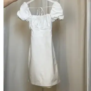Säljer denna klänning då den ej passar mig, endast testad