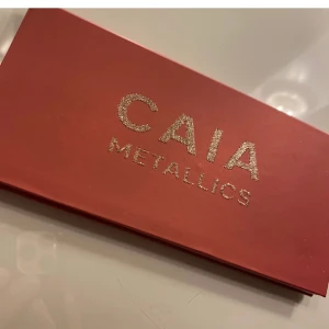 CAIA METALLICS - Säljer denna otroligt fina ögonskuggspallette från CAIA, aldrig använt endast testat nån färg på handen.