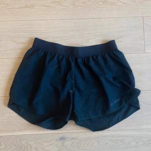 Säljer dessa spring shorts från Soc i storlek 38, passar även någon i 36 och 34. Använd fåtal gånger. Mer info hittar du i min bio 😊.