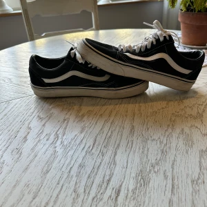 Vans  - Svarta vans i st 43, använda ett fåtal gånger! Låda finns tyvärr inte,  endast skor
